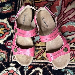 Trotters Pink Leather Sandals Size 7.5